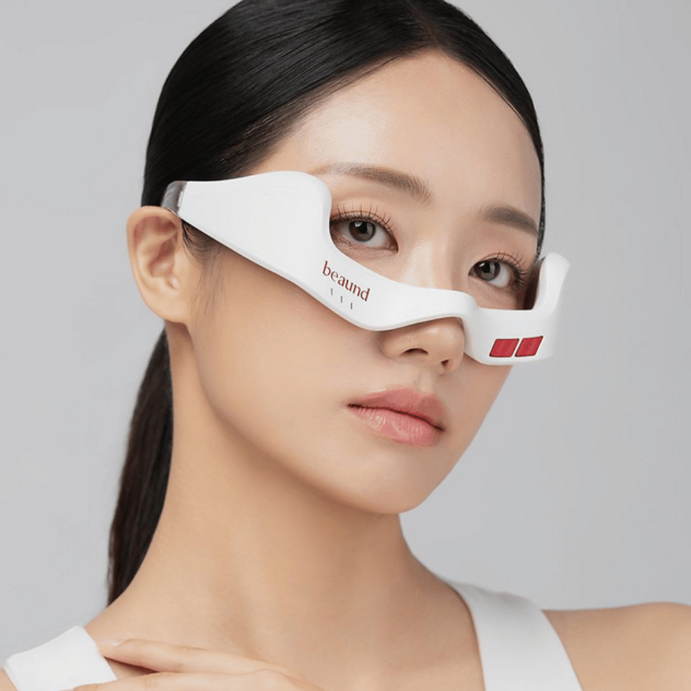 Zbliżenie modelki noszącej Beaund Eye Rejuv, aby podkreślić ergonomiczne dopasowanie i elegancki design wokół okolic oczu.