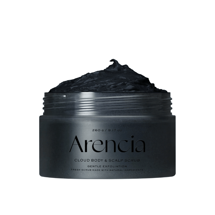 Arencia Cloud Body & Scalp Scrub z czarną złuszczającą teksturą w otwartym słoiku, peeling do ciała i skóry głowy, który delikatnie złuszcza i oczyszcza.