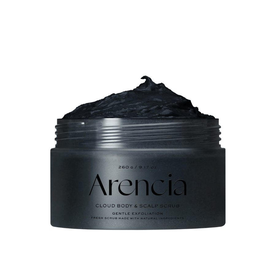 Arencia Cloud Body & Scalp Scrub z czarną złuszczającą teksturą w otwartym słoiku, peeling do ciała i skóry głowy, który delikatnie złuszcza i oczyszcza.