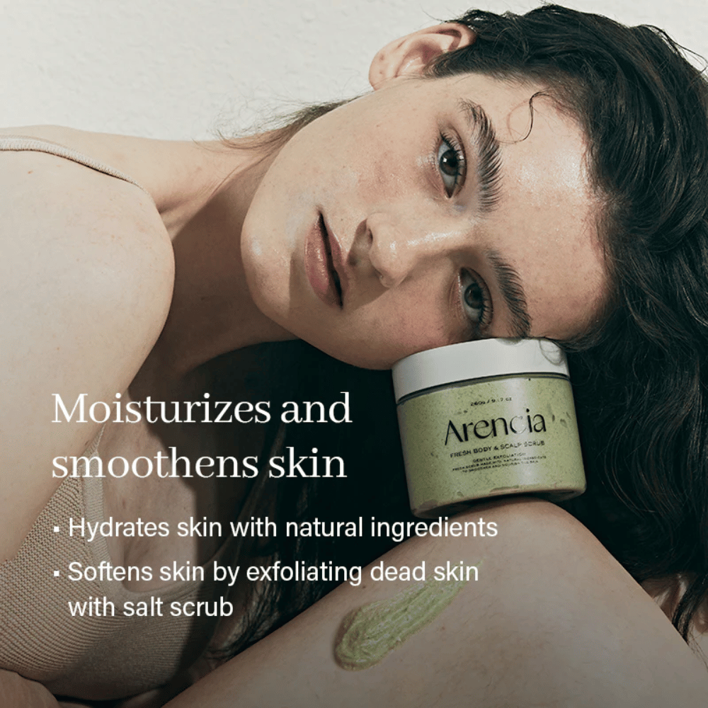 Model odpoczywa z Arencia Fresh Cloud Body & Scalp Scrub. Nawilżający peeling do ciała, który zmiękcza skórę i delikatnie złuszcza, zapewniając bardziej jednolity efekt.
