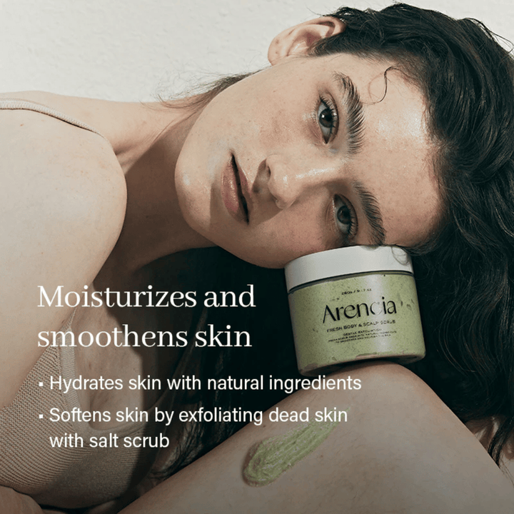 Model odpoczywa z Arencia Fresh Cloud Body & Scalp Scrub. Nawilżający peeling do ciała, który zmiękcza skórę i delikatnie złuszcza, zapewniając bardziej jednolity efekt.
