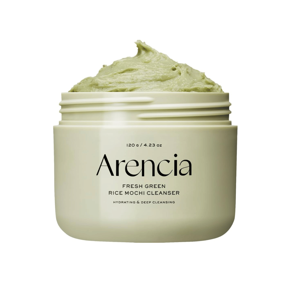 Otwarty słoik z Arencia Fresh Green Rice Mochi Cleanser 120g, zielony kremowy środek czyszczący z napisem "Nawilżający i głęboko oczyszczający" na opakowaniu.