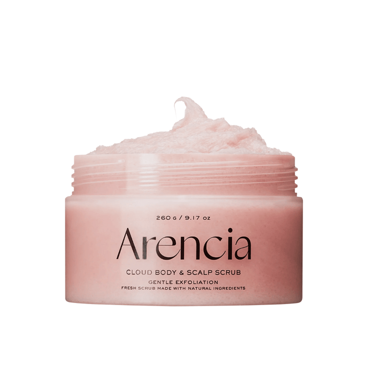 Arencia Fresh Cloud Scrub Lavender & Pear w otwartym słoiku na białym tle. Kremowy peeling do ciała i skóry głowy, który delikatnie złuszcza i pozostawia skórę miękką oraz nawilżoną.