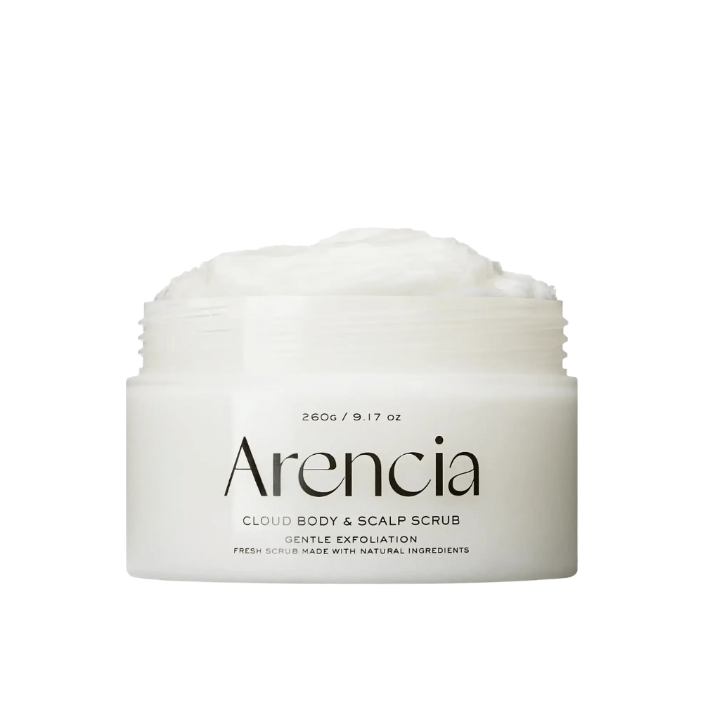 Arencia Fresh Cloud Scrub White Tea & Neroli w otwartym słoiku na białym tle. Kremowy peeling do ciała i skóry głowy, który delikatnie złuszcza i zapewnia miękką, nawilżoną skórę.