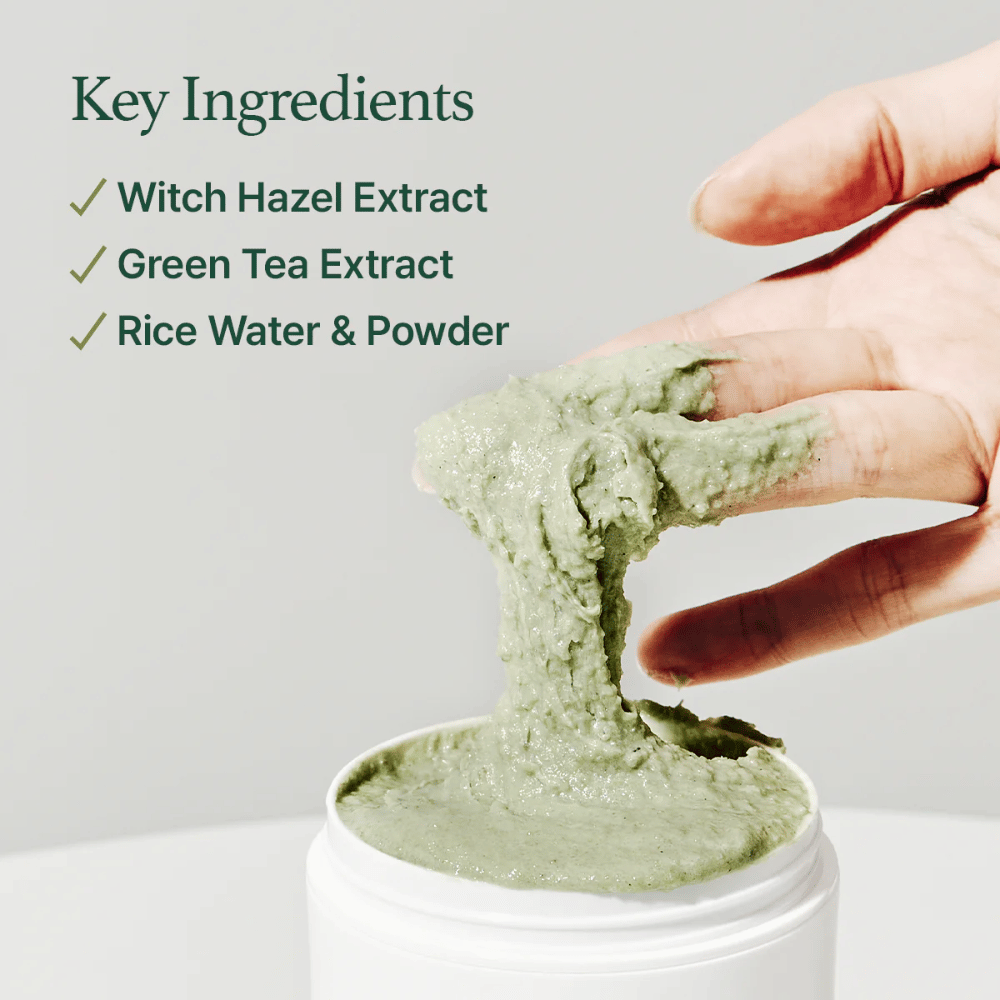 Ręka podnosi Arencia Fresh Green Rice Mochi Cleanser ze słoika. Zielony, lepki krem rozciąga się między palcami. Tekst wymienia składniki: oczar wirginijski, zielona herbata, woda ryżowa i proszek.