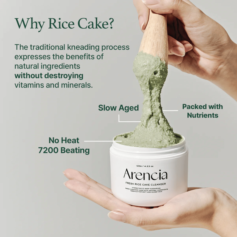 Arencia Fresh Rice Cake Cleanser w słoiku podnoszony szpatułką, pokazuje zieloną, lepką teksturę. Tekst na obrazku wyjaśnia zalety takie jak "Powolne starzenie", "Pełen składników odżywczych" i "Bez ciepła 7200 uderzeń".