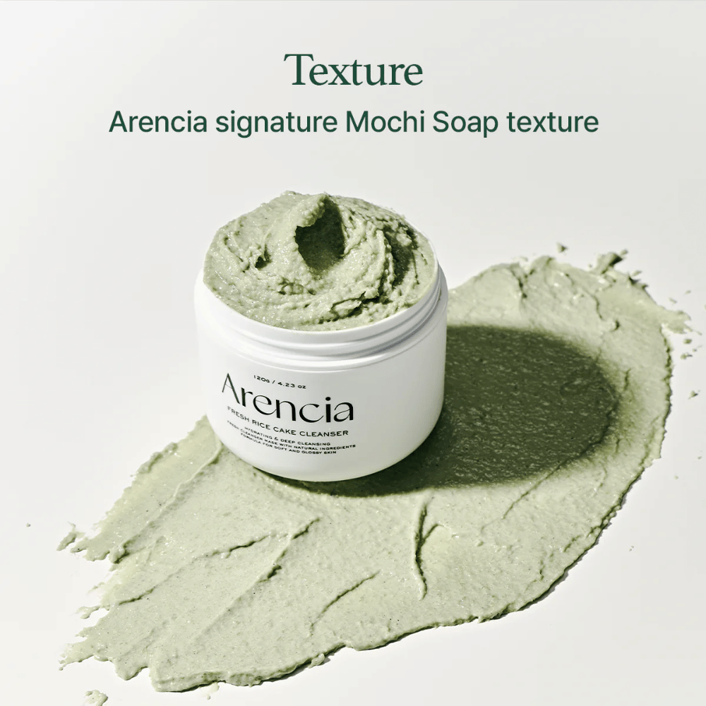 Arencia Fresh Rice Cake Cleanser w otwartym słoiku z kremową zieloną teksturą podobną do mochi rozłożoną wokół słoika na białym tle.