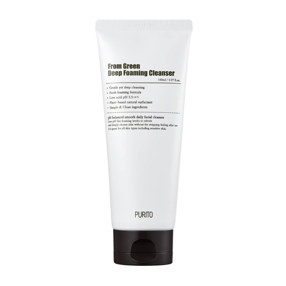 Purito From Green Deep Foaming Cleanser to głęboko oczyszczający żel do mycia twarzy o delikatnej formule opartej na roślinnych surfaktantach. Jego niskie pH wynoszące 5,5 pomaga utrzymać naturalną równowagę skóry, co czyni go idealnym dla wszystkich typów skóry, w tym skóry wrażliwej.