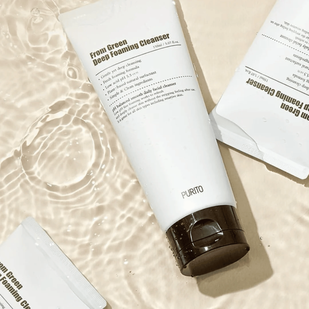 Purito From Green Deep Foaming Cleanser to łagodny, ale skuteczny środek czyszczący o pH 5,5, który głęboko oczyszcza bez podrażniania skóry. Łatwo się pieni i pozostawia skórę czystą, nawilżoną i miękką, co czyni go idealnym do codziennego użytku.