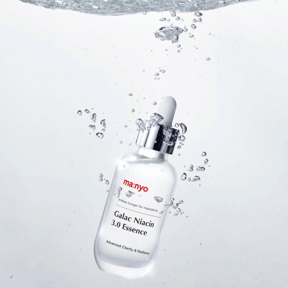 Ma:nyo Galac Niacin 3.0 Essence pod wodą – symbol nawilżającej i świeżej formuły, która przywraca równowagę i blask skóry.