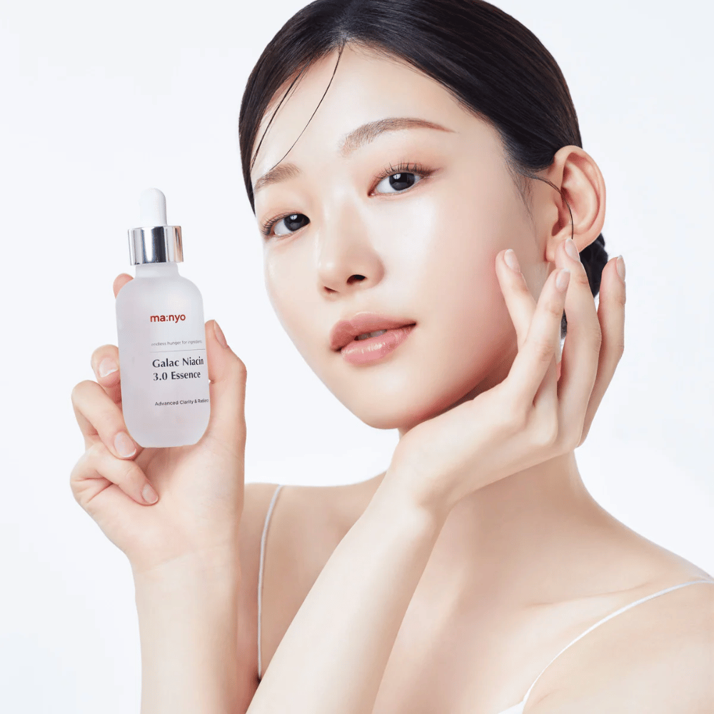 Kobieta z promienną skórą trzyma Ma:nyo Galac Niacin 3.0 Essence – koreańska esencja, która zapewnia bardziej równomierny koloryt skóry i naturalny blask.