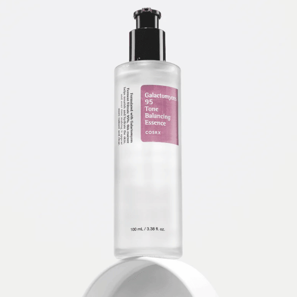 Butelka COSRX Galactomyces 95 Tone Balancing Essence stojąca na białym tle. Esencja nawilża i wzmacnia barierę skórną dzięki 95% fermentowanemu filtratowi.