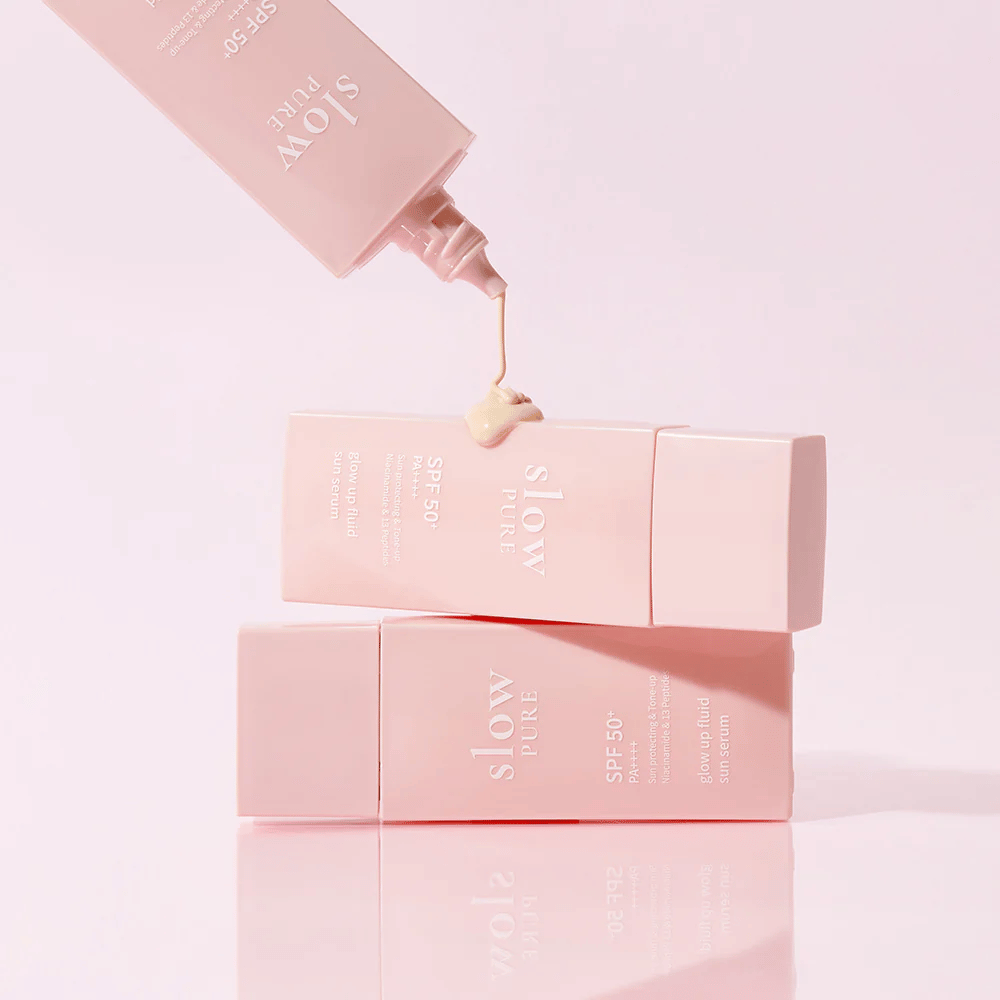 Slow Pure Glow Up Fluid Sun Serum z kremem wyciskanym z butelki, pokazuje lekką i pielęgnującą konsystencję.