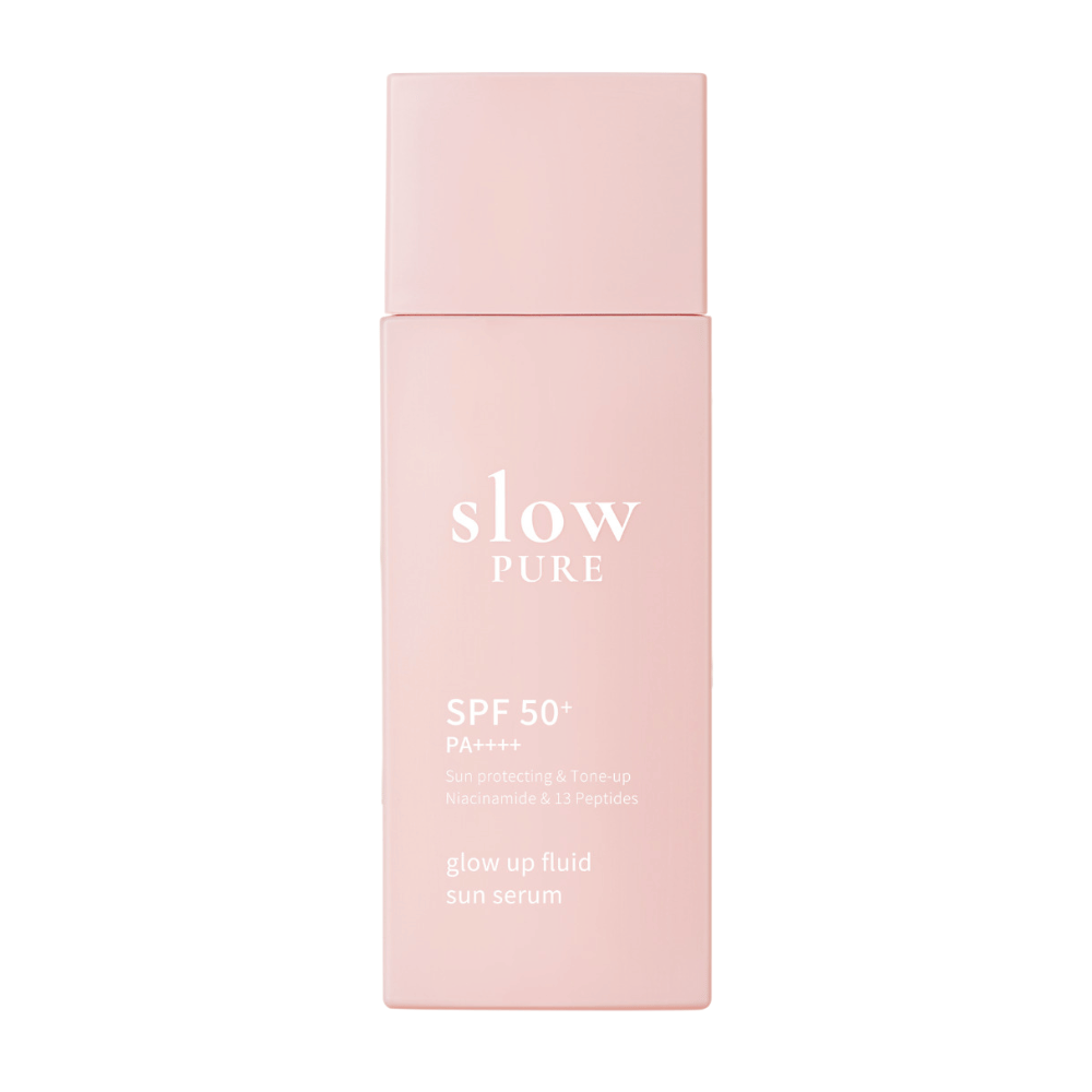 Slow Pure Glow Up Fluid Sun Serum SPF 50+ PA++++ w różowej butelce z formułą ochronną przed słońcem i nadającą blask.