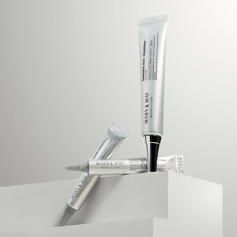 Mary&May Tranexamic Acid + Glutathione Eye Cream ustawiony w studio, koreański krem pod oczy, który łączy kwas traneksamowy i glutation dla jaśniejszego spojrzenia.