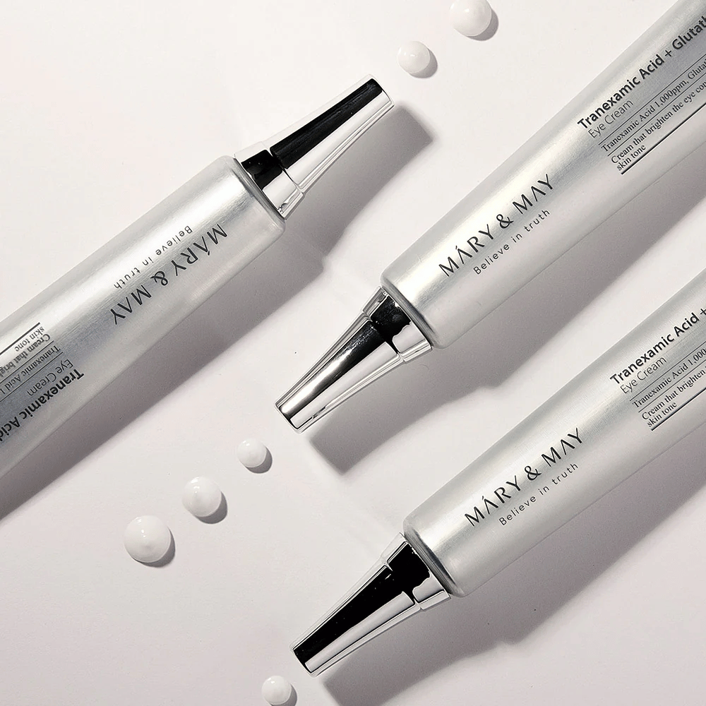 Stylizowane zdjęcie produktu Mary&May Tranexamic Acid + Glutathione Eye Cream pokazujące konsystencję kremu i skupienie na rozjaśniającej pielęgnacji oczu.