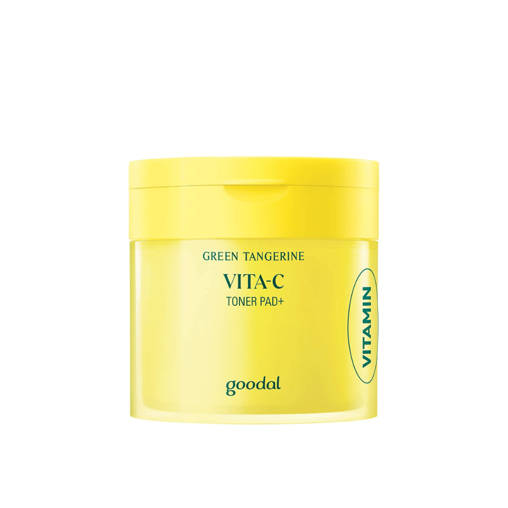 Jasnożółty pojemnik oznaczony "GREEN TANGERINE VITA-C TONER PAD+" marki "goodal", z bocznym oznaczeniem wskazującym "VITAMIN".