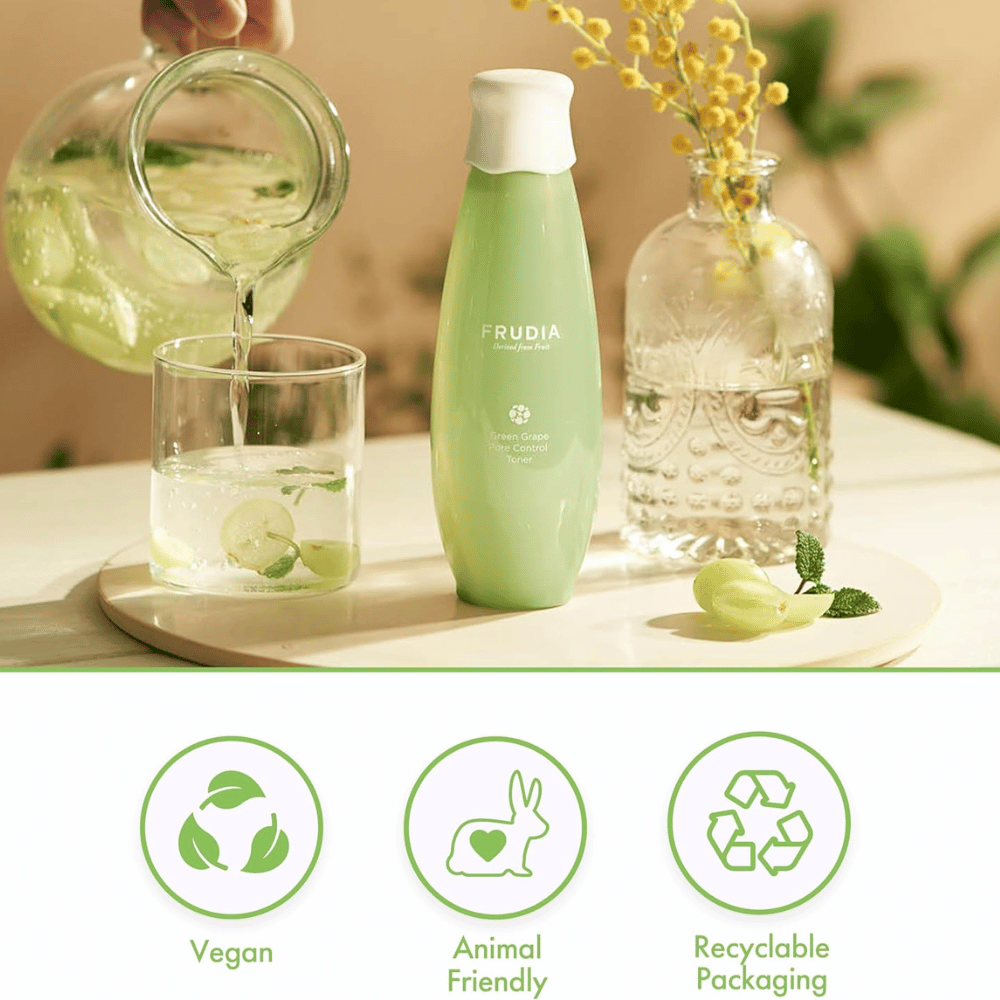 Frudia Green Grape Pore Control Toner w naturalnym środowisku z zielonymi winogronami i wodą, symbolizującymi świeżą pielęgnację porów, nawilżenie i zrównoważoną skórę z wegańską koreańską pielęgnacją skóry.