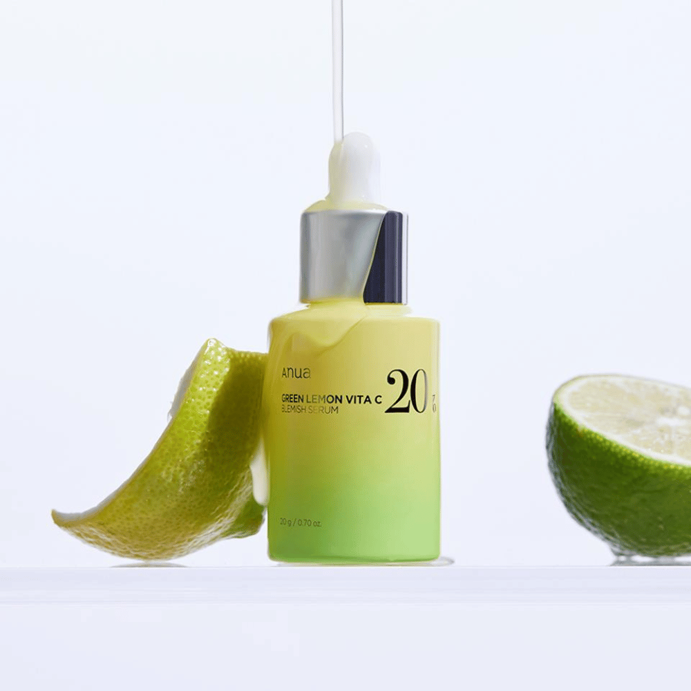 ANUA Green Lemon Vita C Blemish Serum, zaprezentowany z zielonym plasterkiem cytryny, zawiera 20g serum.