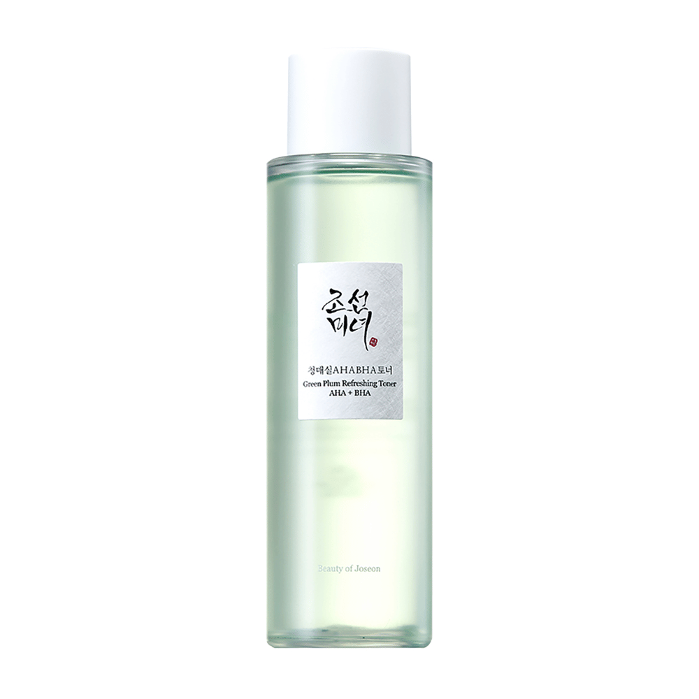 Butelka z "Green Plum Refreshing Toner" AHA + BHA ma elegancki design z białym korkiem i przezroczystym korpusem, który pokazuje zielony płyn w środku. Etykieta ma stylowy czarny i czerwony tekst, co daje świeże i nowoczesne wrażenie.