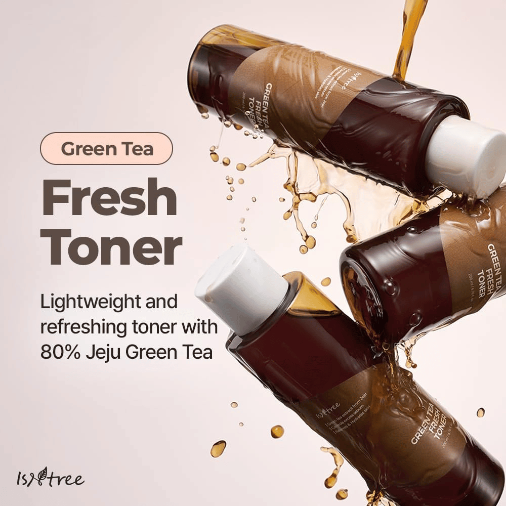 Kilka butelek Isntree Green Tea Fresh Toner otoczonych jest rozpryskami tonik do twarzy. Obraz podkreśla lekką i odświeżającą formułę z 80% zielonej herbaty z Jeju dla nawilżenia i zrównoważonej skóry.