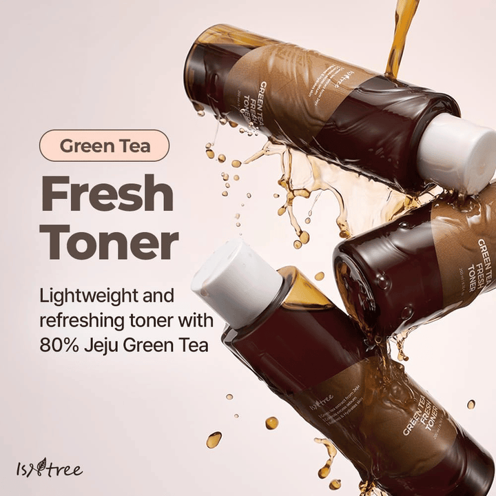 Kilka butelek Isntree Green Tea Fresh Toner otoczonych jest rozpryskami tonik do twarzy. Obraz podkreśla lekką i odświeżającą formułę z 80% zielonej herbaty z Jeju dla nawilżenia i zrównoważonej skóry.