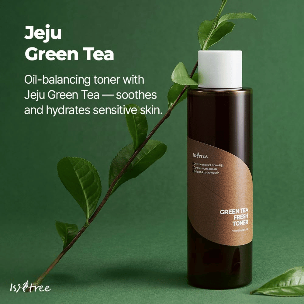 Isntree Green Tea Fresh Toner przedstawiony wraz z liśćmi zielonej herbaty z Jeju. Obraz podkreśla zawartość zielonej herbaty w toniku, która pomaga nawilżać, koi i równoważyć skórę.