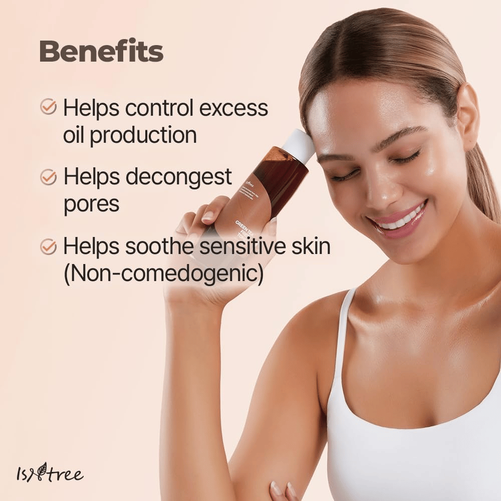 Osoba trzyma Isntree Green Tea Fresh Toner przy twarzy. Obraz podkreśla zalety toniku, takie jak równoważenie produkcji sebum, oczyszczanie porów i kojenie wrażliwej skóry bez zatykania porów.