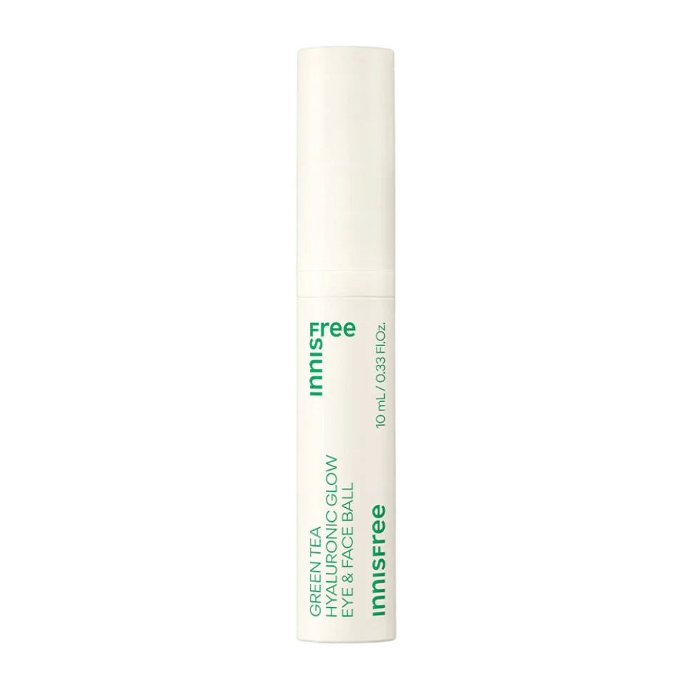 Innisfree Green Tea Hyaluronic Glow Eye & Face Ball jest prezentowany w białej butelce z zielonym napisem. Produkt ma okrągłą część aplikacyjną i zawiera 10 ml. Projekt jest prosty i elegancki, z naciskiem na produkt na pierwszym planie.