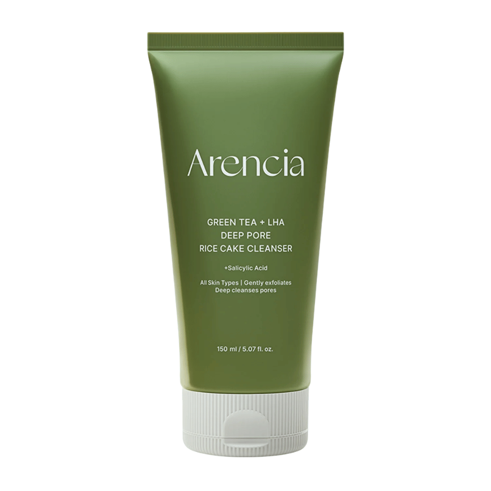 Czyste zdjęcie produktowe Arencia Green Tea + LHA Deep Pore Rice Cake Cleanser w zielonym opakowaniu typu tubka, z naciskiem na minimalistyczne i nowoczesne opakowanie.
