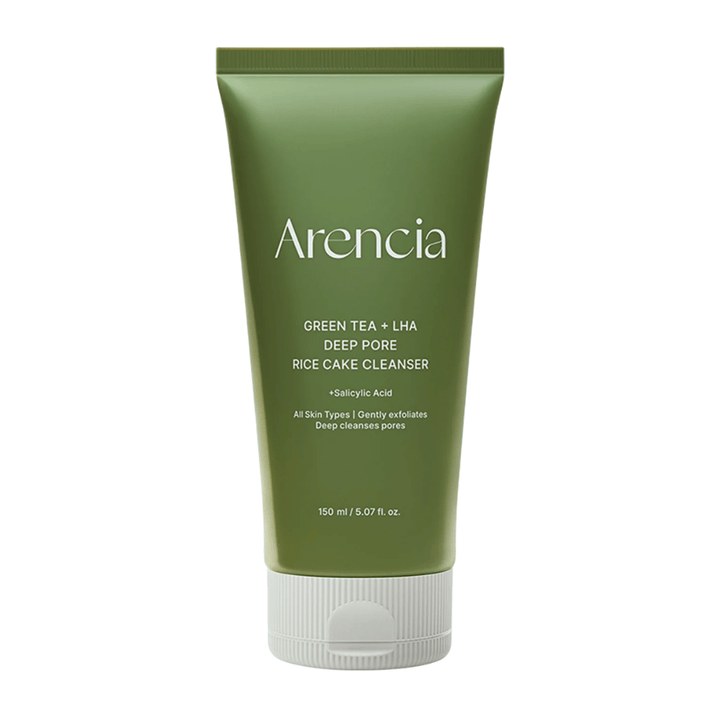 Czyste zdjęcie produktowe Arencia Green Tea + LHA Deep Pore Rice Cake Cleanser w zielonym opakowaniu typu tubka, z naciskiem na minimalistyczne i nowoczesne opakowanie.