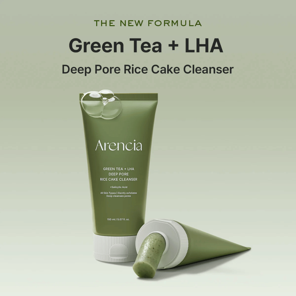 Grafika kampanijna dla Arencia Green Tea + LHA Deep Pore Rice Cake Cleanser, która podkreśla nową formułę z zieloną herbatą i LHA do głębokiego oczyszczania porów.