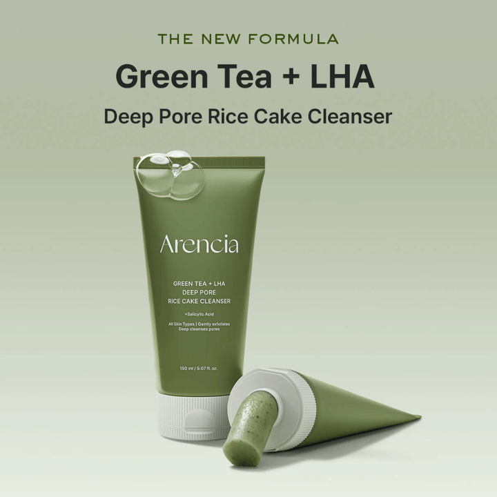 Grafika kampanijna dla Arencia Green Tea + LHA Deep Pore Rice Cake Cleanser, która podkreśla nową formułę z zieloną herbatą i LHA do głębokiego oczyszczania porów.
