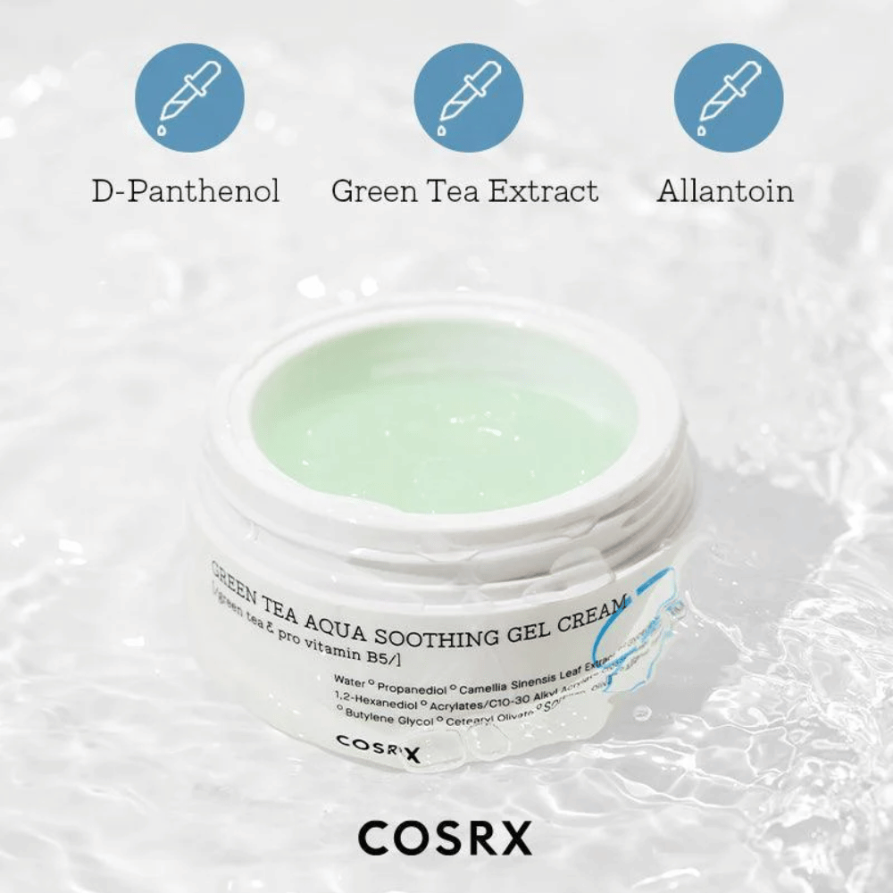 COSRX Green Tea Aqua Soothing Gel Cream – otwarty słoik z zielonym kremem żelowym. Kluczowe składniki: D-Panthenol, ekstrakt z zielonej herbaty i alantoina dla nawilżenia i efektu łagodzącego.