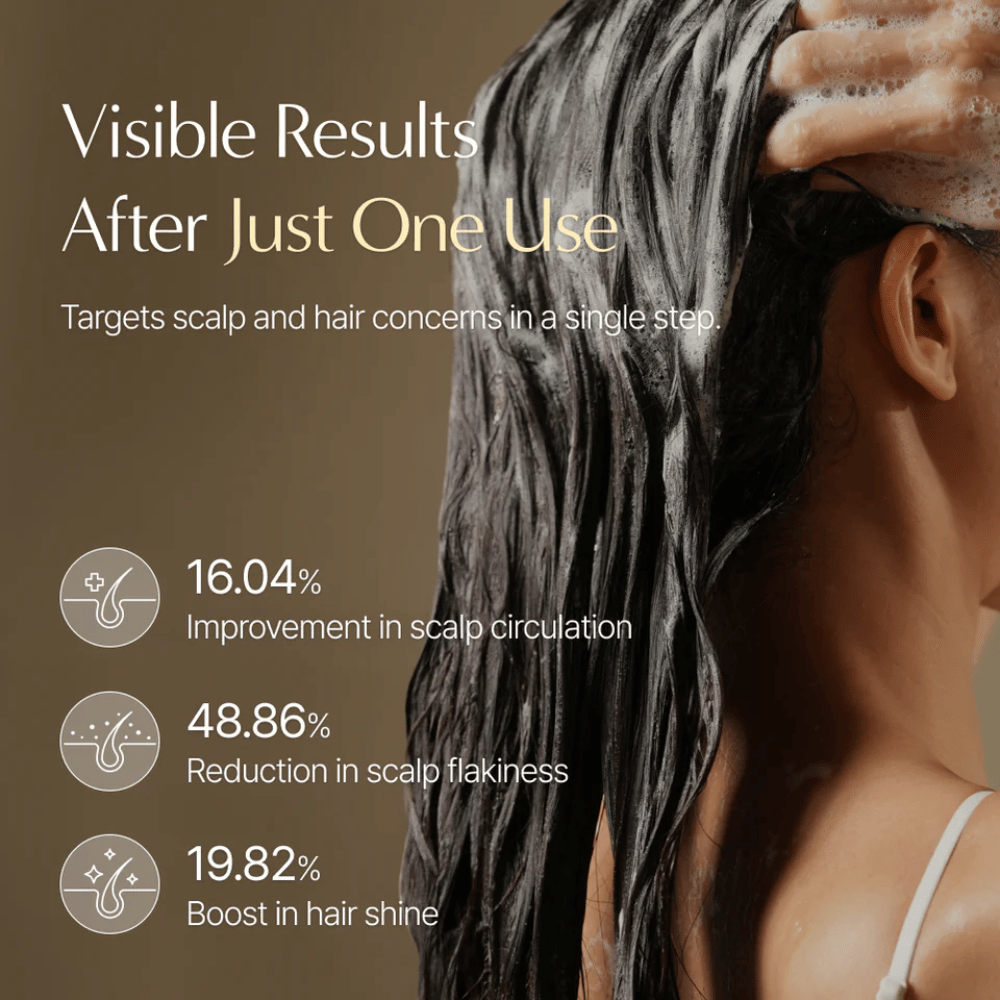 LILYEVE Grow:Turn Exosome 3D Volume Brush Shampoo który wmasowuje się w skórę głowy za pomocą aplikatora szczotkowego