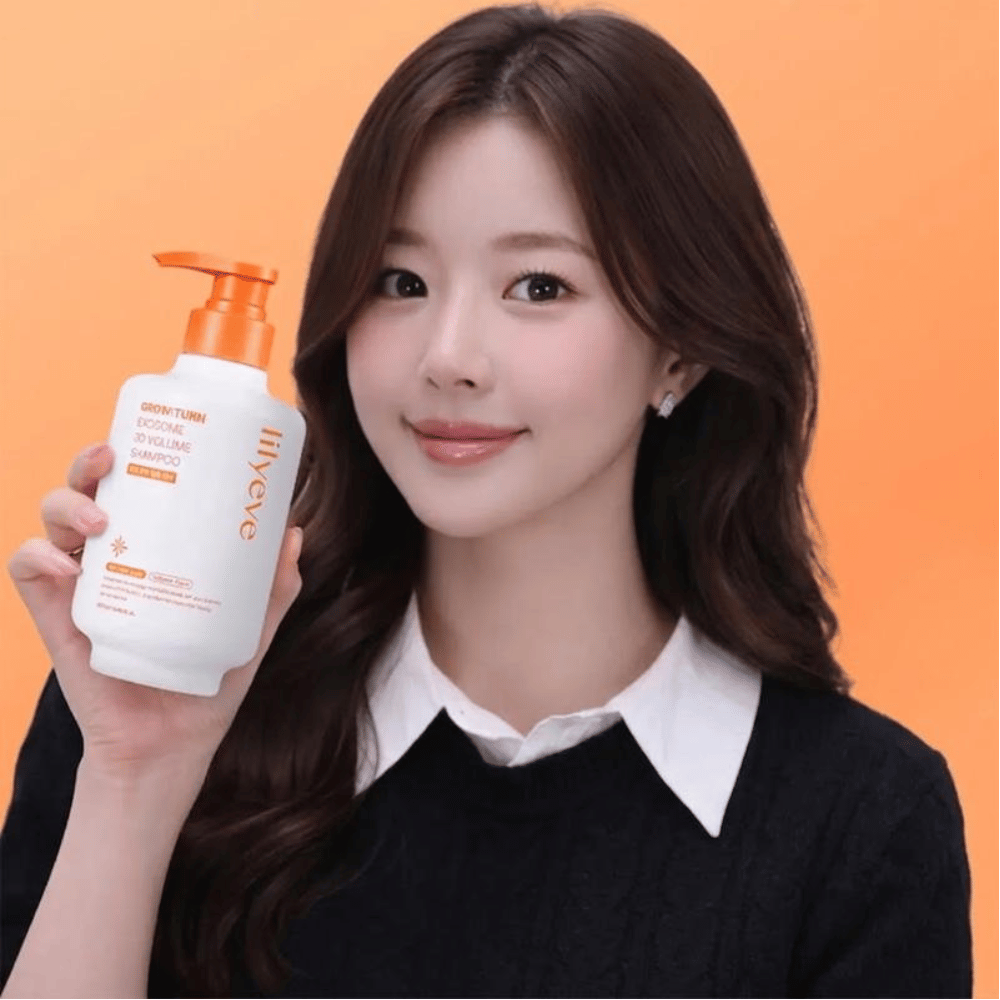 Osoba trzyma LILYEVE Grow:Turn Exosome 3D Volume Shampoo do pielęgnacji włosów i skóry głowy zwiększającej objętość