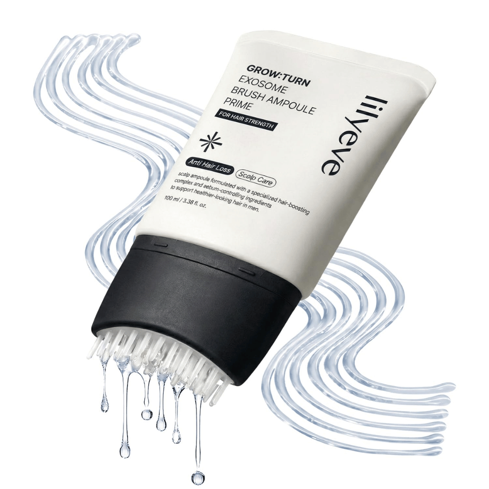 Zbliżenie LILYEVE Grow:Turn Exosome Brush Ampoule Prime z dekoracyjnymi kroplami serum i unikalnym aplikatorem szczotkowym. Obraz podkreśla łatwą aplikację bezpośrednio na skórę głowy oraz ukierunkowaną pielęgnację cebulek włosów.