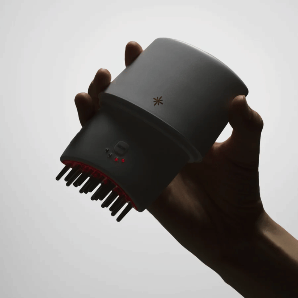 2. Lilyeve GrowTurn Pro – ręczne urządzenie do skóry głowy z metalowymi wypustkami i czerwonym światłem LED