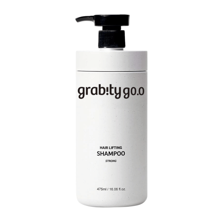 Grabity g0.0 Hair Lifting Shampoo Strong w stylowej białej butelce z pompką na białym tle, opracowany, aby zapewnić objętość, siłę i pełniejsze wrażenie włosów.