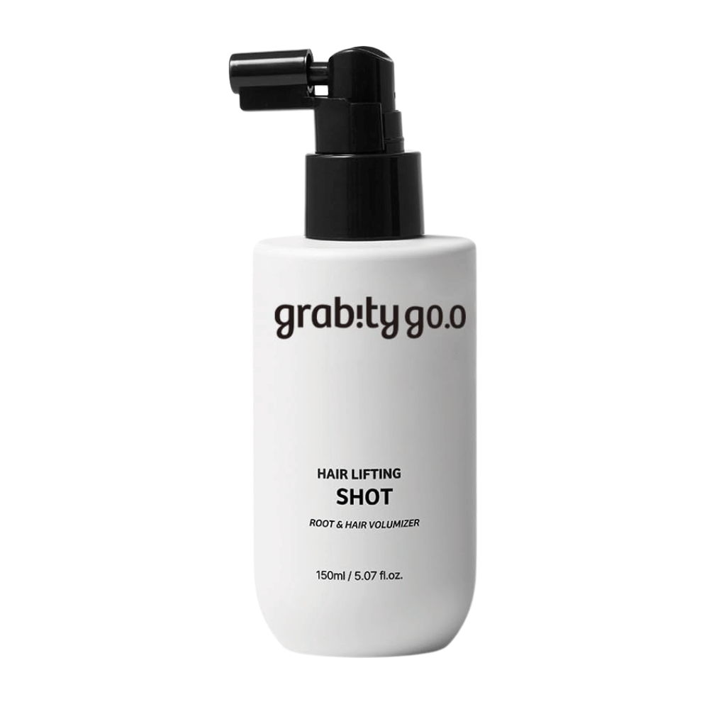 Grabity Hair Lifting Shot Root & Hair Volumizer w stylowej białej butelce z atomizerem. Produkt do włosów zwiększający objętość, opracowany w celu uniesienia włosów u nasady, nadania im pełniejszego wyglądu i ułatwienia stylizacji.