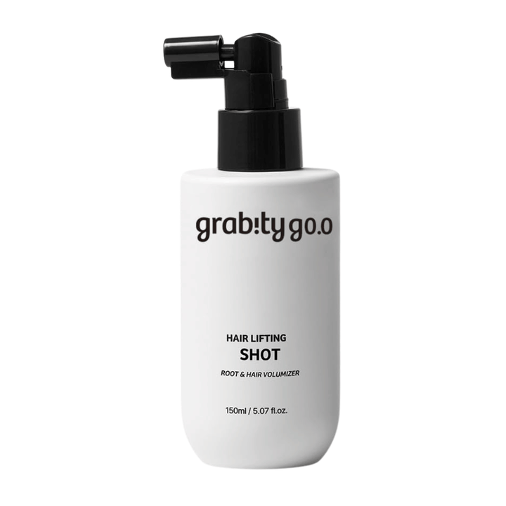 Grabity Hair Lifting Shot Root & Hair Volumizer w stylowej białej butelce z atomizerem. Produkt do włosów zwiększający objętość, opracowany w celu uniesienia włosów u nasady, nadania im pełniejszego wyglądu i ułatwienia stylizacji.