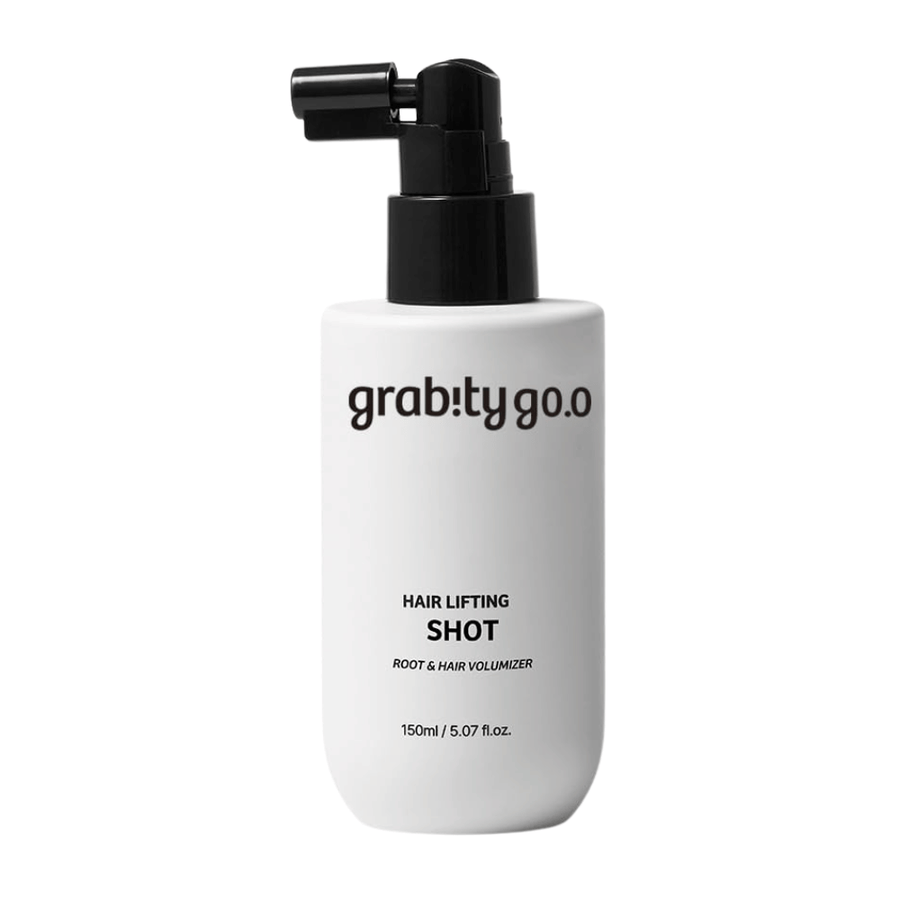 Grabity Hair Lifting Shot Root & Hair Volumizer w stylowej białej butelce z atomizerem. Produkt do włosów zwiększający objętość, opracowany w celu uniesienia włosów u nasady, nadania im pełniejszego wyglądu i ułatwienia stylizacji.
