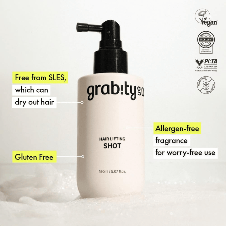 Grabity Hair Lifting Shot w białej butelce z atomizerem z informacją o wegańskiej formule, zatwierdzeniu przez PETA, składzie bez SLES, formule bezglutenowej i zapachu bez alergenów dla delikatnej pielęgnacji włosów.