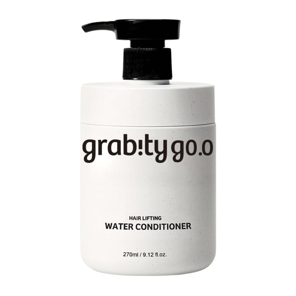 Grabity Hair Lifting Water Conditioner w eleganckiej białej butelce z pompką na jasnym tle. Formuła odżywki zwiększającej objętość włosów, opracowana, aby nadać miękkość, blask i pełniejsze wrażenie włosów.