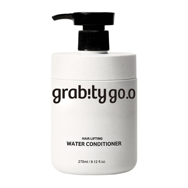 Grabity Hair Lifting Water Conditioner w eleganckiej białej butelce z pompką na jasnym tle. Formuła odżywki zwiększającej objętość włosów, opracowana, aby nadać miękkość, blask i pełniejsze wrażenie włosów.