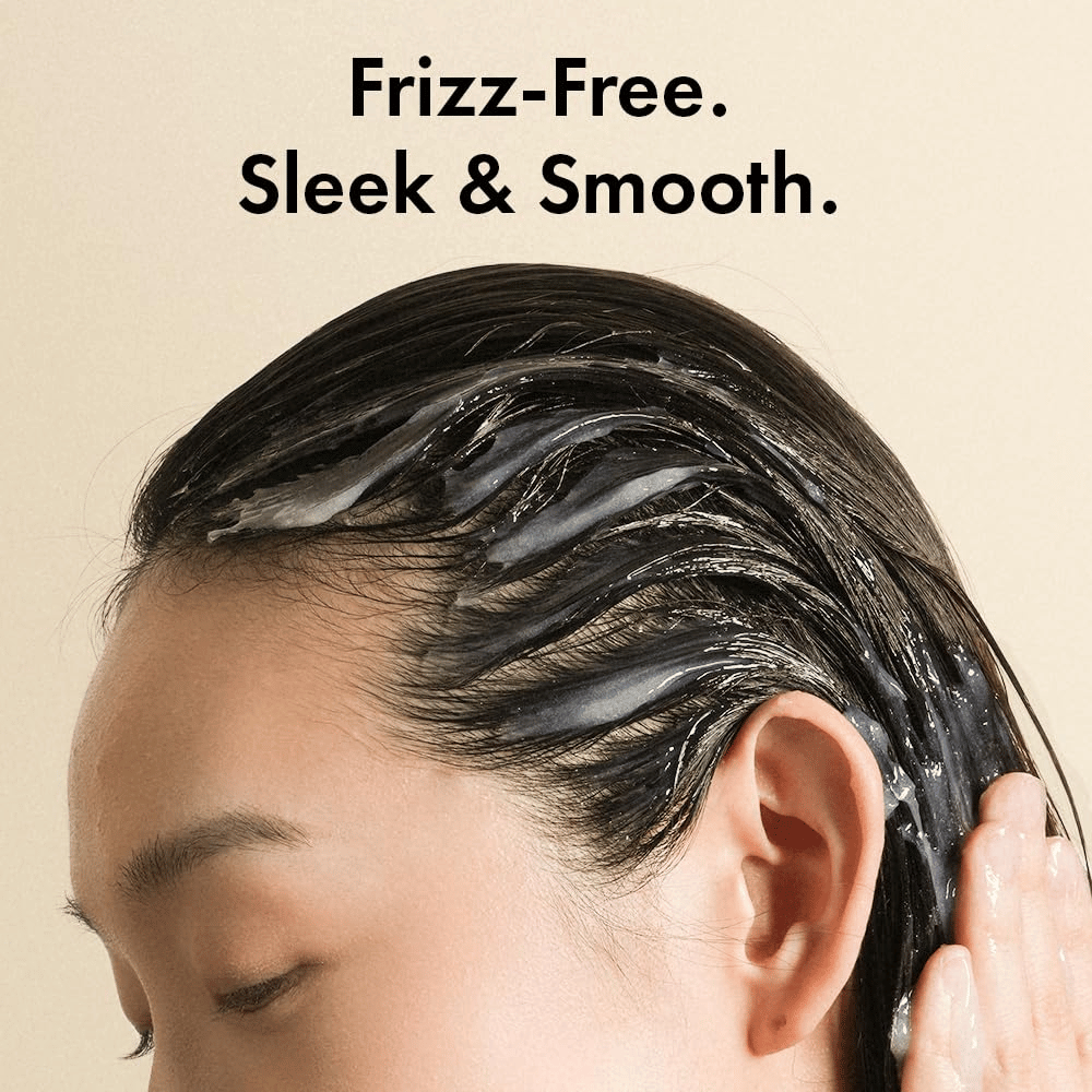 Osoba nakłada Grabity Hair Lifting Water Conditioner na mokre włosy. Lekka formuła otula włosy, aby przeciwdziałać puszeniu się oraz nadać im większą miękkość, gładkość i bardziej zadbany wygląd.