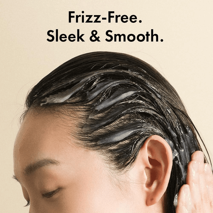 Osoba nakłada Grabity Hair Lifting Water Conditioner na mokre włosy. Lekka formuła otula włosy, aby przeciwdziałać puszeniu się oraz nadać im większą miękkość, gładkość i bardziej zadbany wygląd.