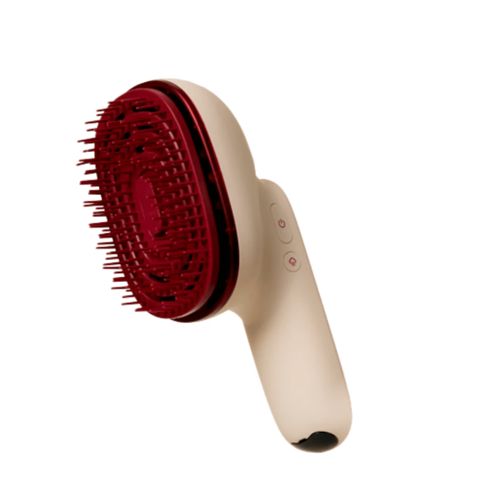 Zbliżenie na MOEV Hair Steamer Pro z czerwonymi włosiami i ergonomiczną rączką. Profesjonalna szczotka do pielęgnacji włosów z parą i technologią LED.