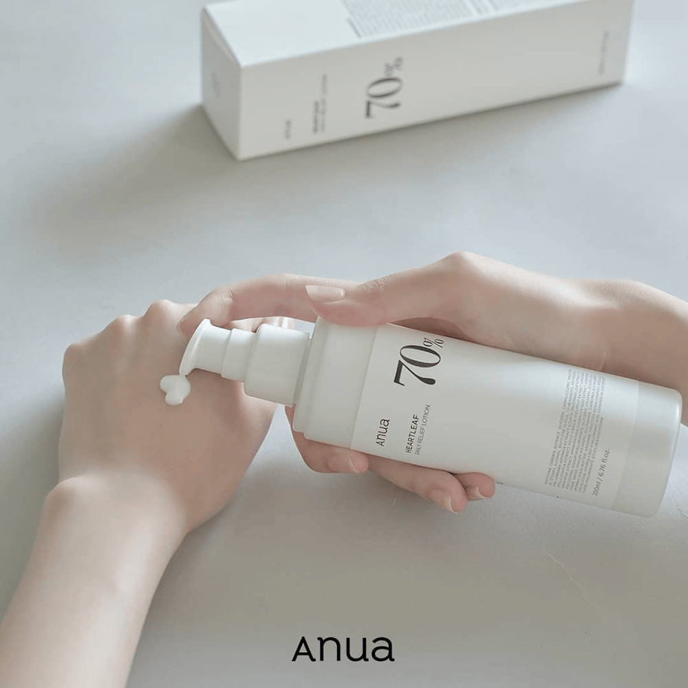 Osoba trzyma butelkę Anua Heartleaf 70% Daily Lotion 200ml.