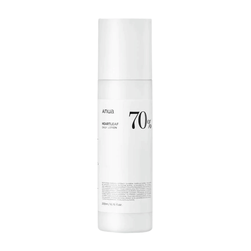 Biała butelka z białą nakrętką z Heartleaf 70% Daily Lotion na białym tle, od Anua.